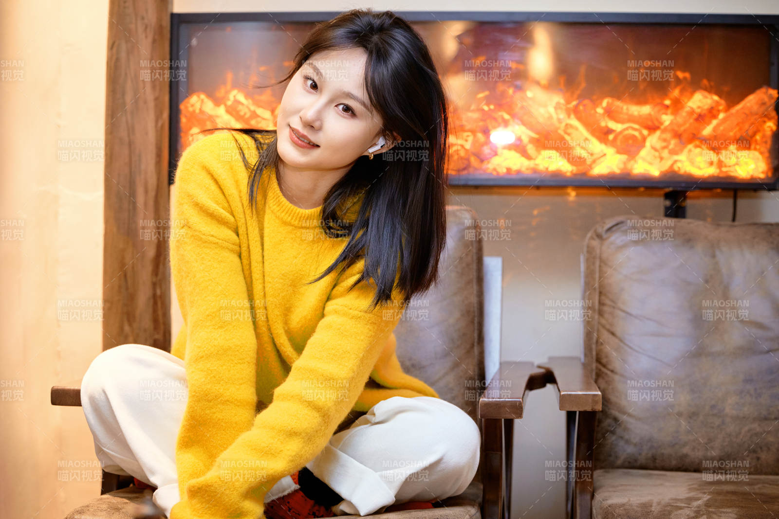 冬季在網紅打卡店探店拍照的東方美女