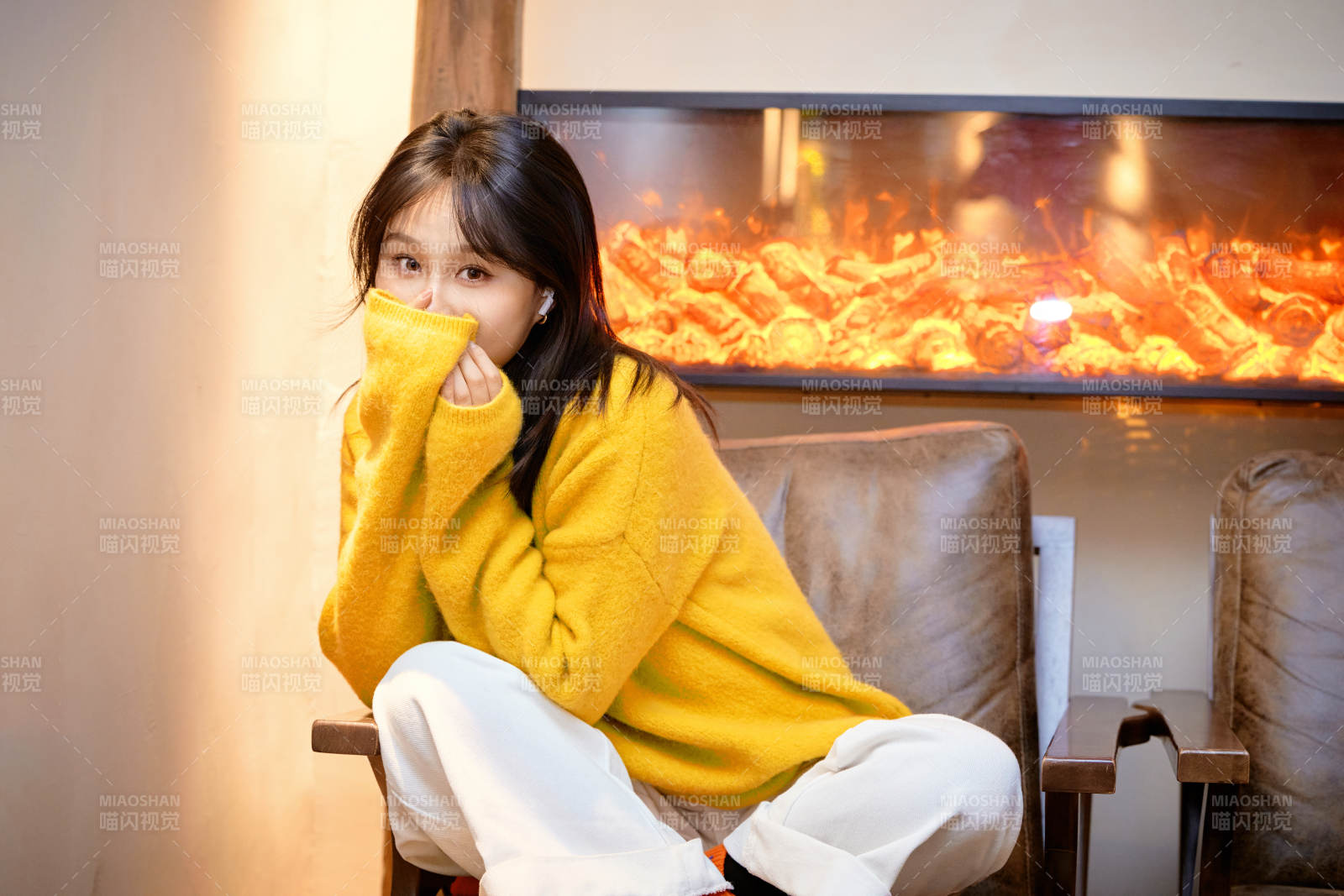 冬季在網紅打卡店探店拍照的東方美女