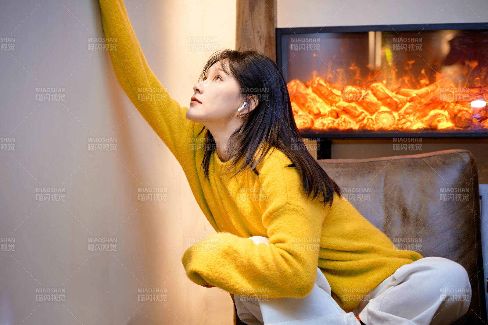 冬季在網紅打卡店探店拍照的東方美女