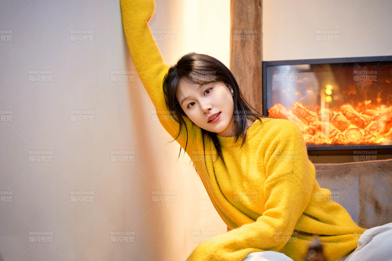 冬季在網紅打卡店探店拍照的東方美女