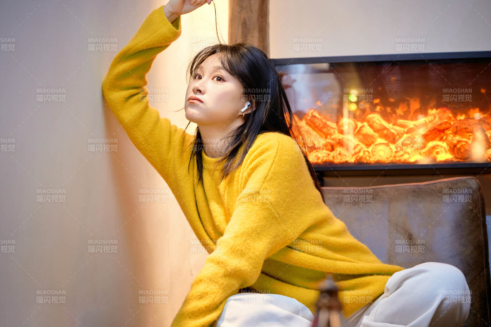 冬季在網(wǎng)紅打卡店探店拍照的東方美女