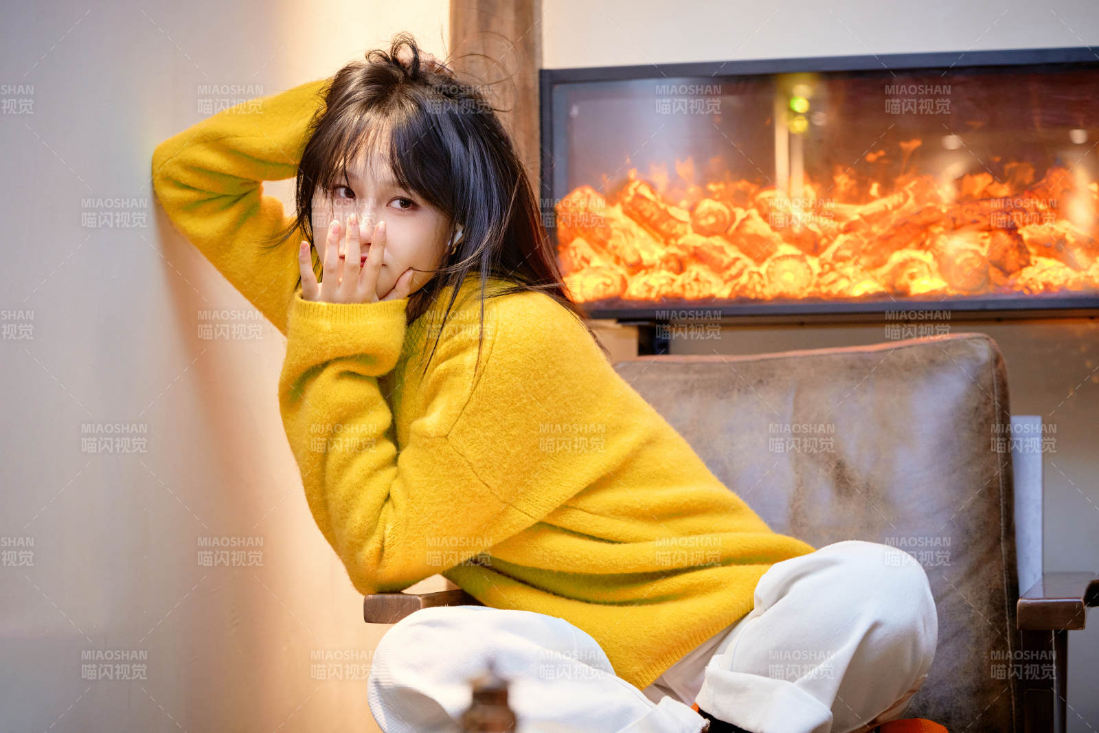 冬季在網(wǎng)紅打卡店探店拍照的東方美女