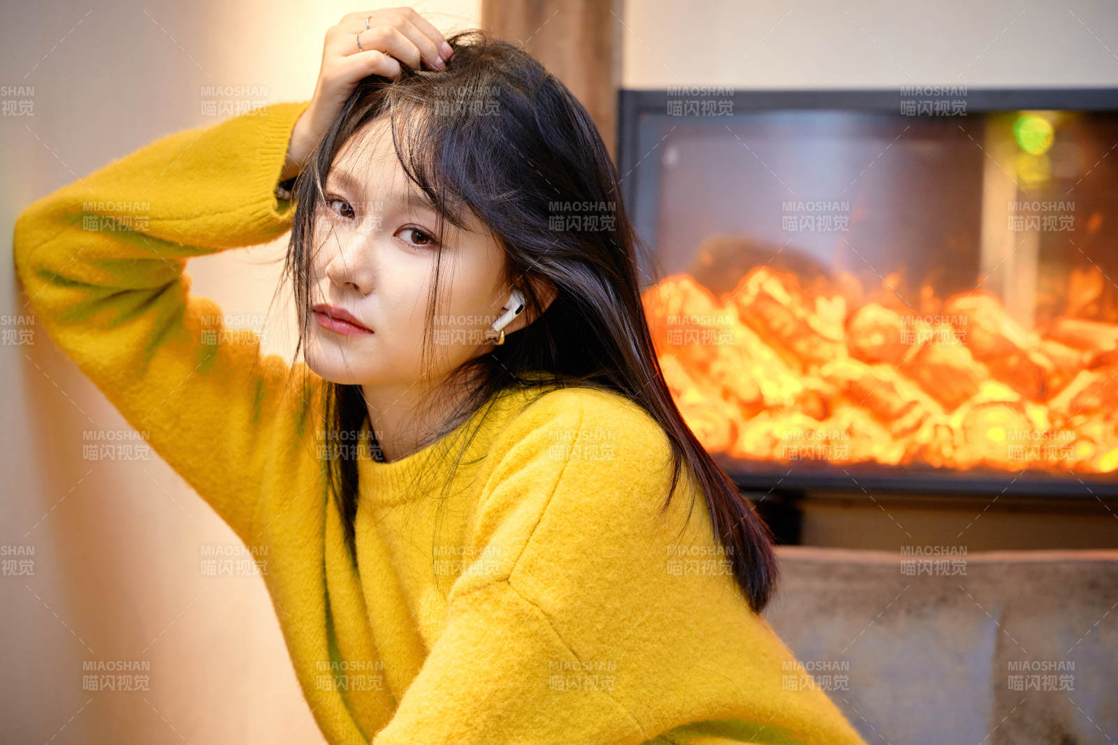 冬季在網紅打卡店探店拍照的東方美女