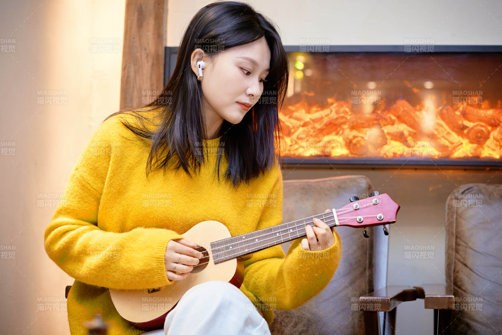 彈奏尤克里里的亞洲美女