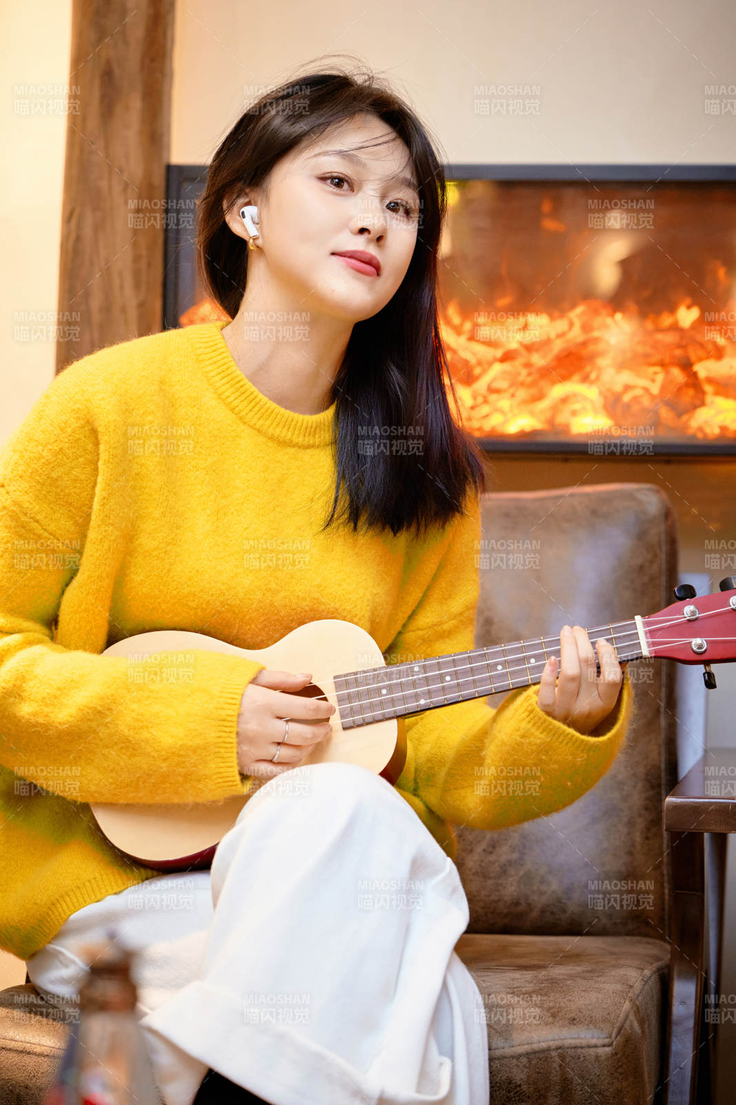 彈奏尤克里里的亞洲美女