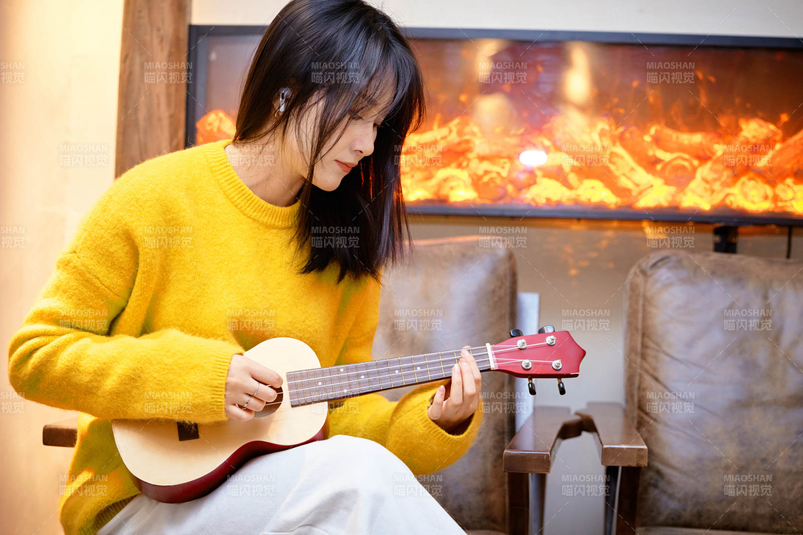 彈奏尤克里里的亞洲美女