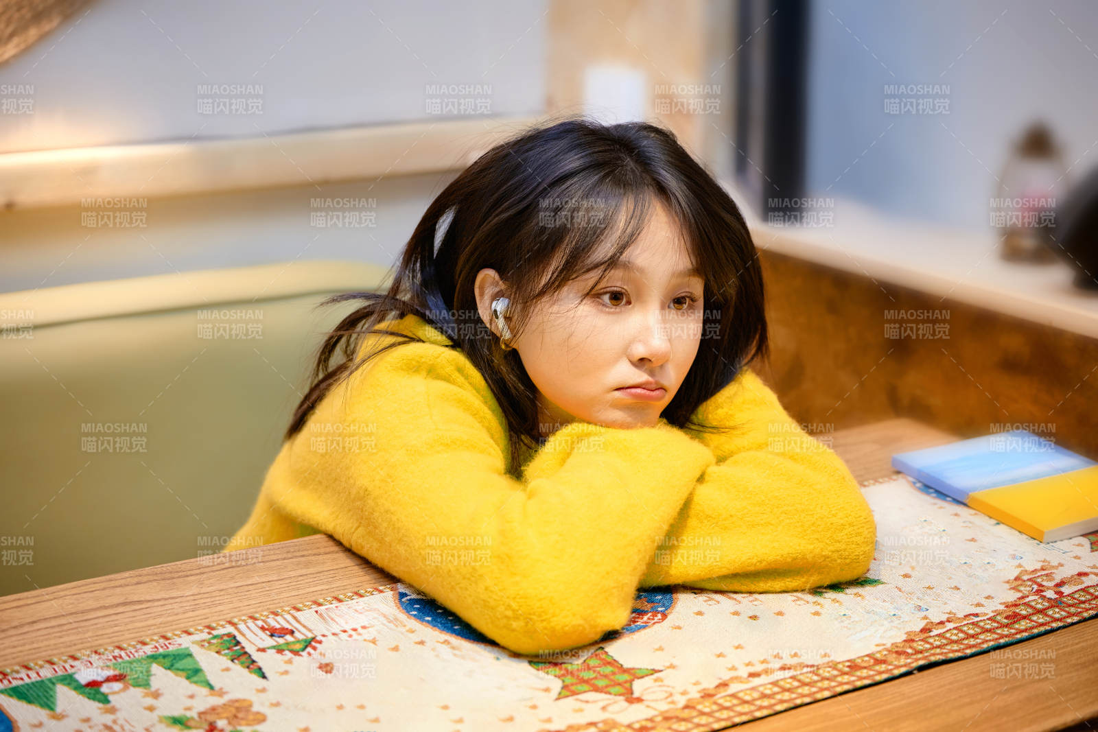 冬季在網紅打卡店探店拍照的東方美女