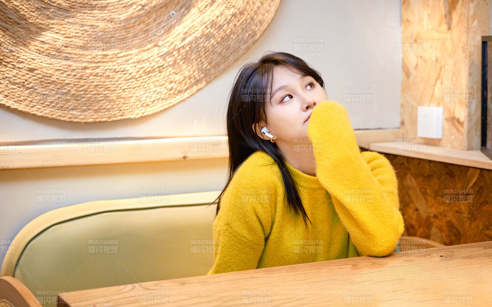 冬季在網紅打卡店探店拍照的東方美女