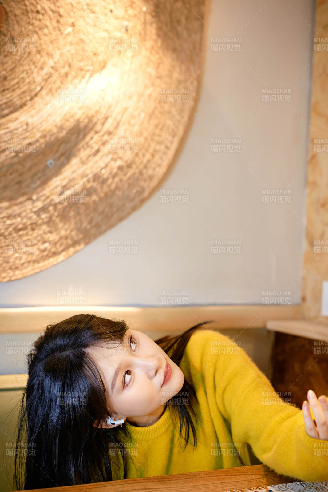 冬季在網紅打卡店探店拍照的東方美女