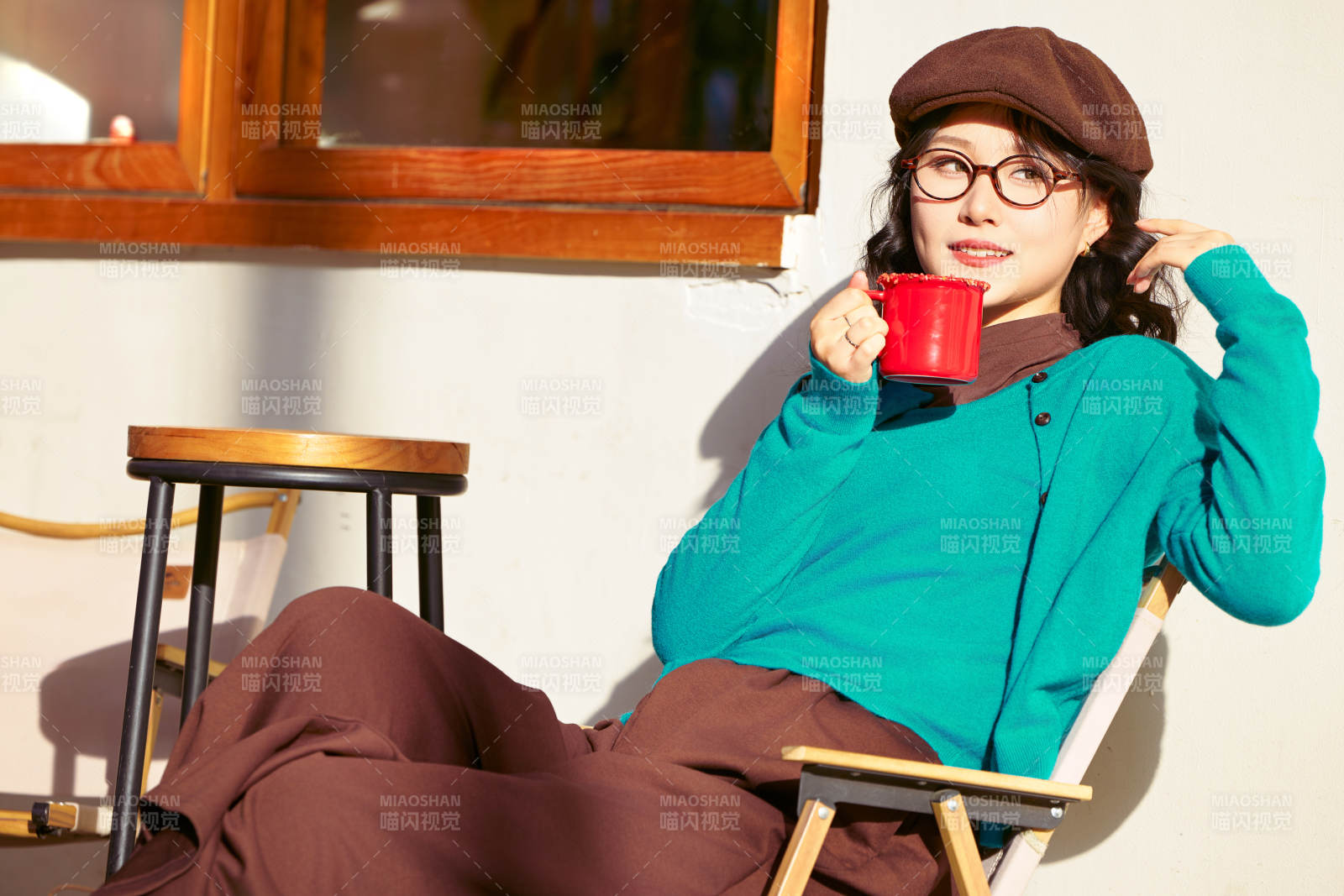 冬日午后在城市戶外享受陽光的亞洲美女