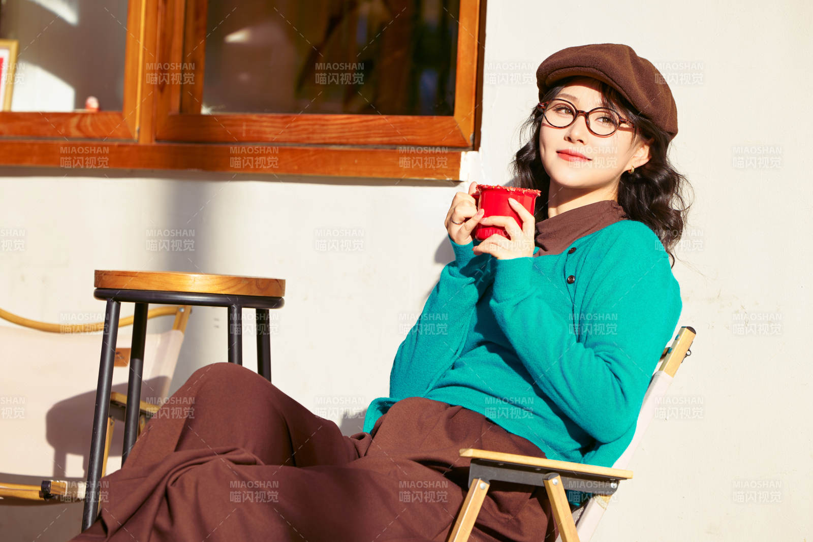 冬日午后在城市戶外享受陽光的亞洲美女