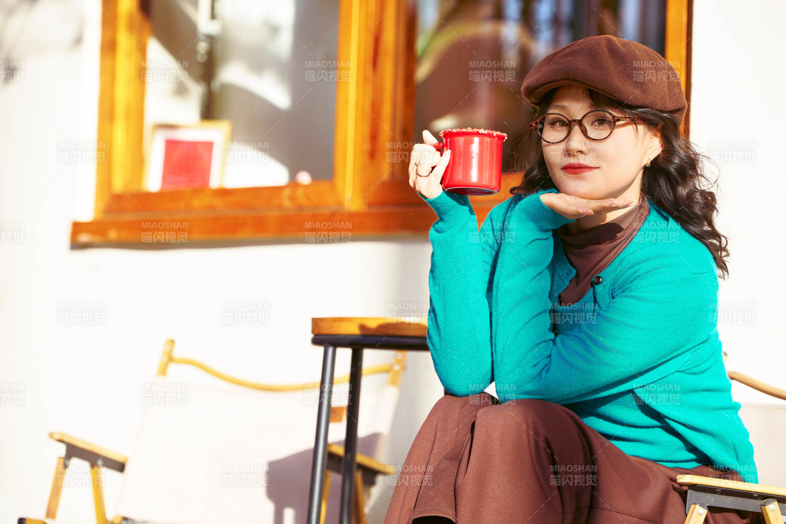 冬日午后在城市戶外享受陽光的亞洲美女