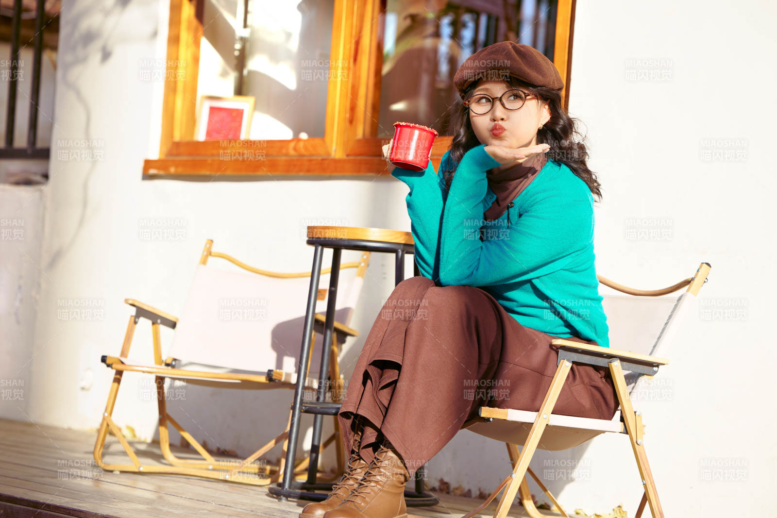 冬日午后在城市戶外享受陽光的亞洲美女