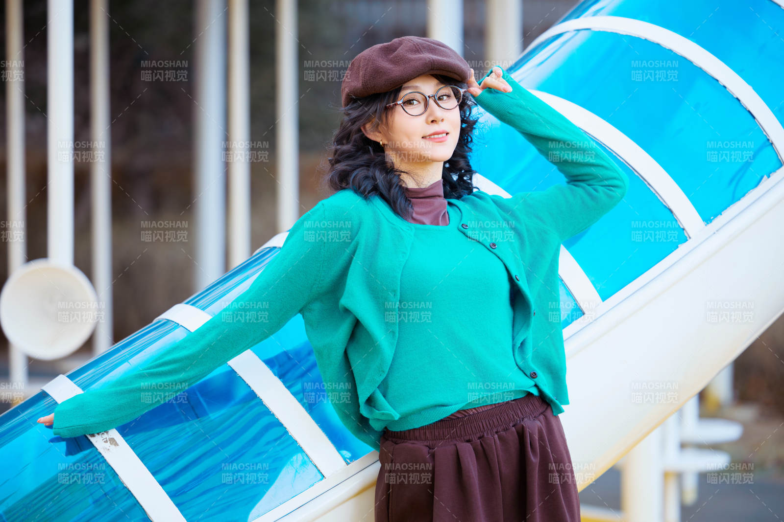 初冬季節在戶外拍照的亞洲美女