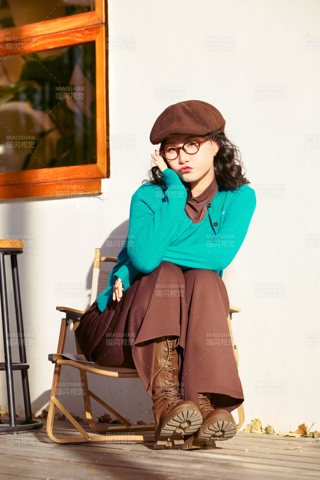 冬日午后在城市戶外享受陽光的亞洲美女