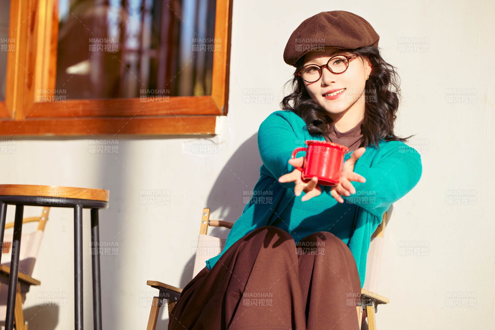 冬日午后在城市戶外享受陽光的亞洲美女