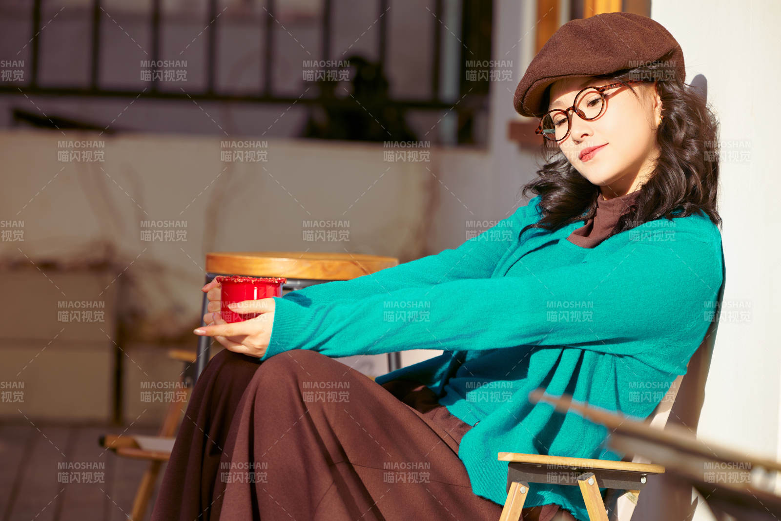 冬日午后在城市戶外享受陽光的亞洲美女