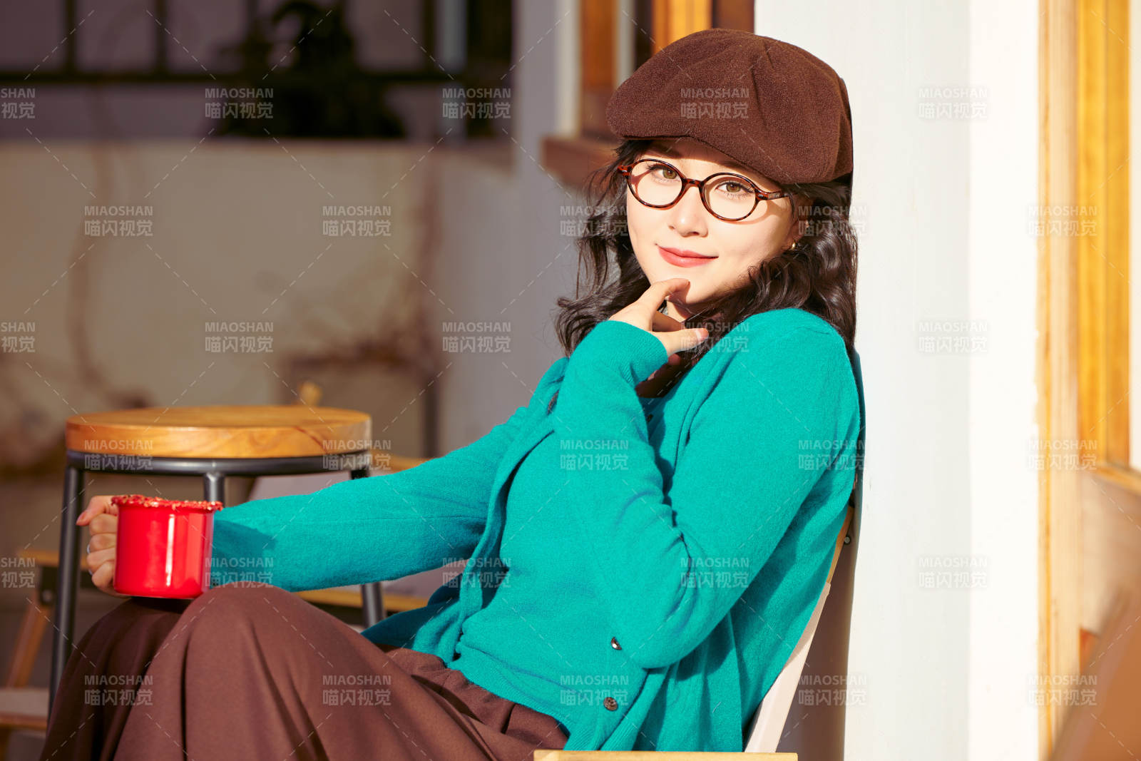 冬日午后在城市戶外享受陽光的亞洲美女