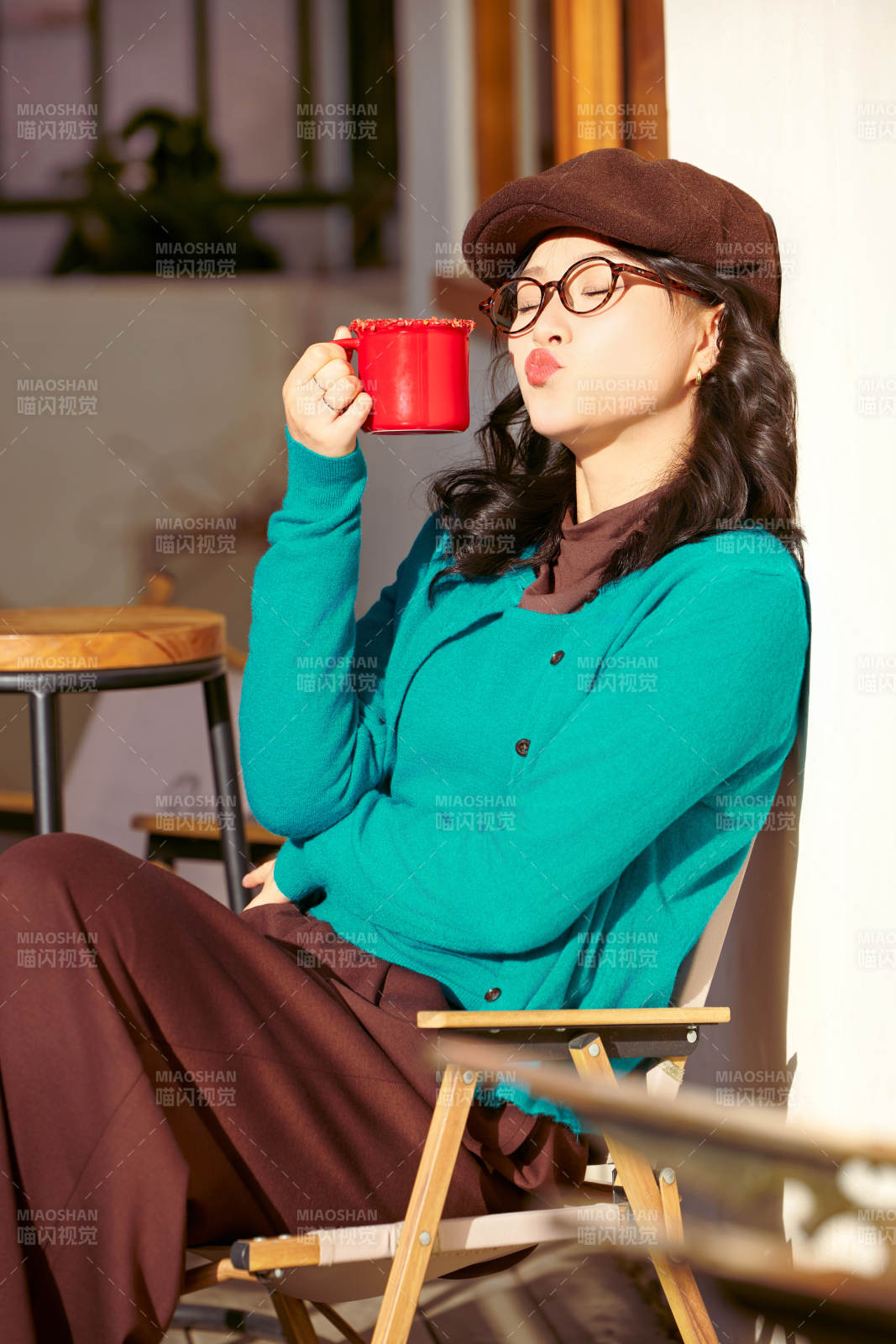 冬日午后在城市戶外享受陽光的亞洲美女