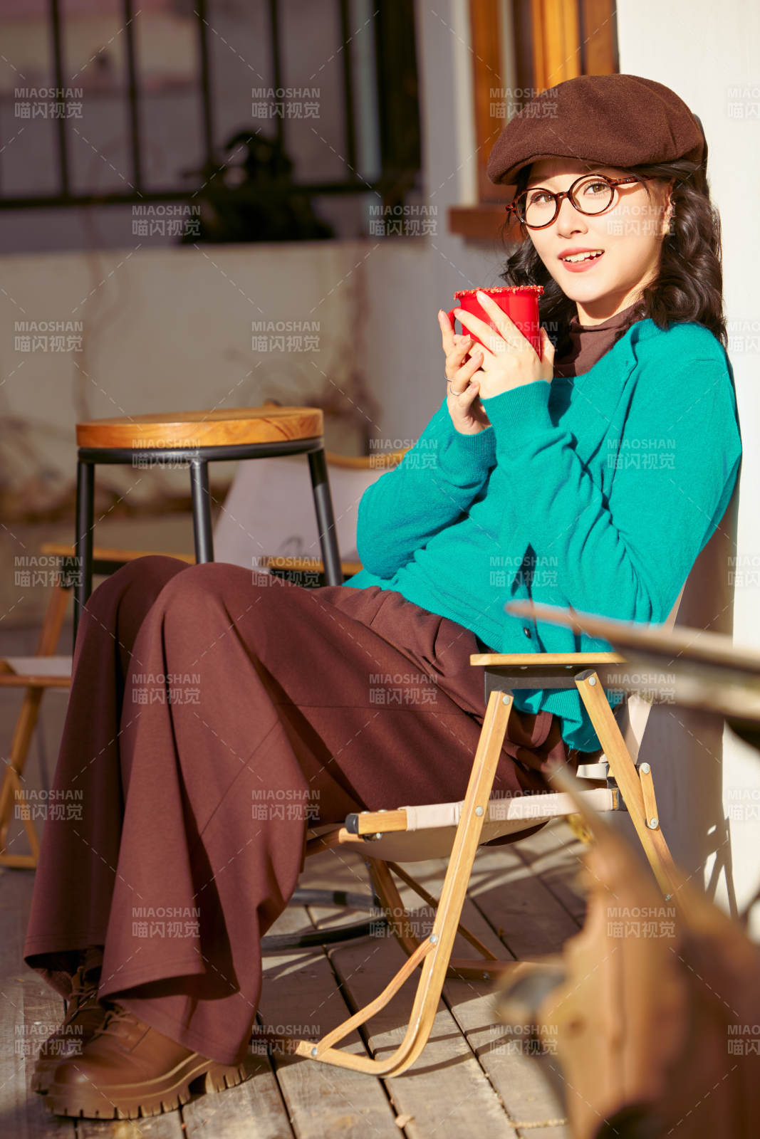 冬日午后在城市戶外享受陽光的亞洲美女