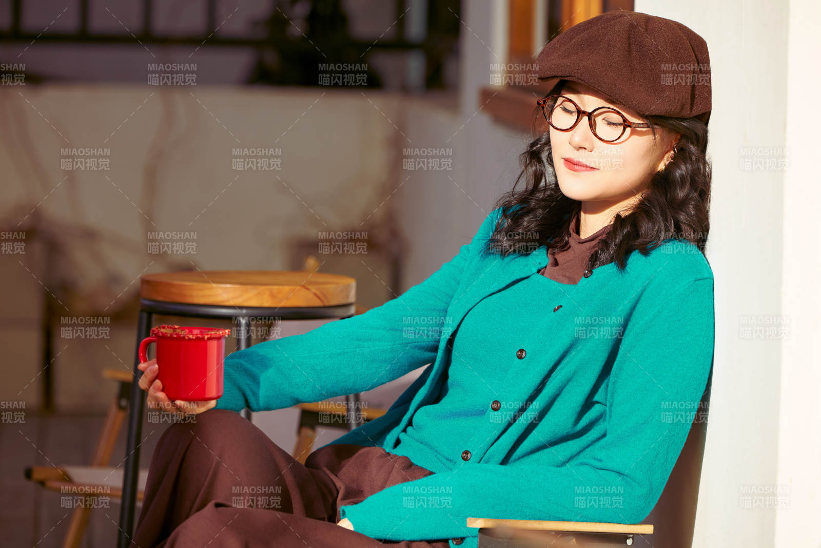 冬日午后在城市戶外享受陽光的亞洲美女