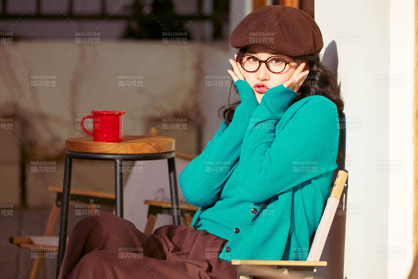 冬日午后在城市戶外享受陽光的亞洲美女