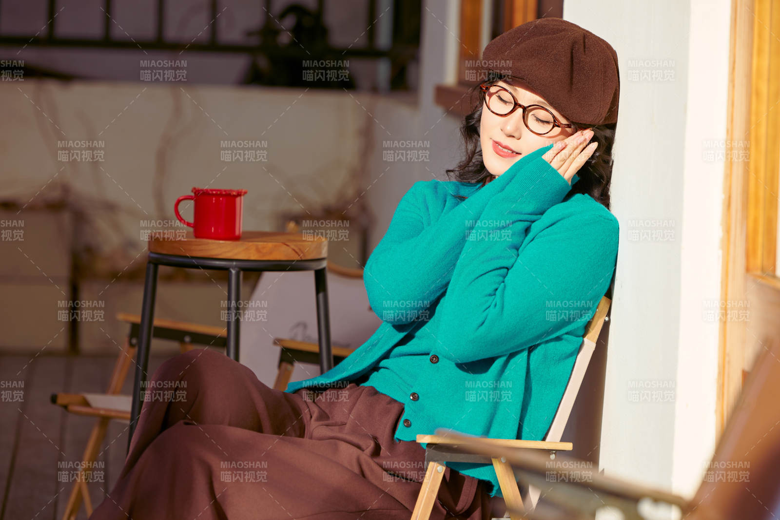 冬日午后在城市戶外享受陽光的亞洲美女