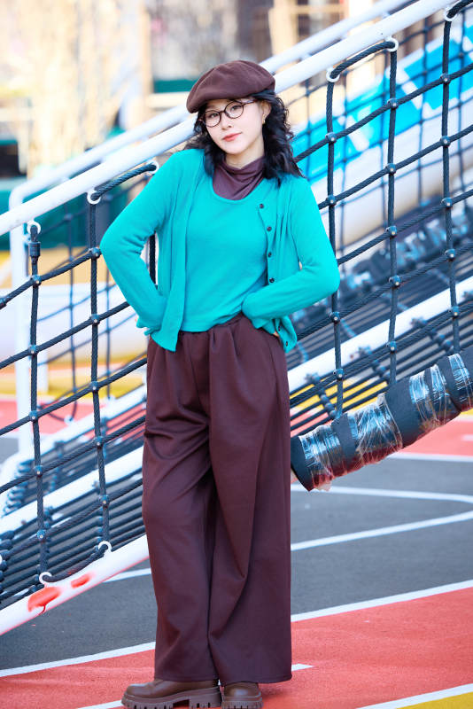 初冬季节在户外拍照的亚洲美女