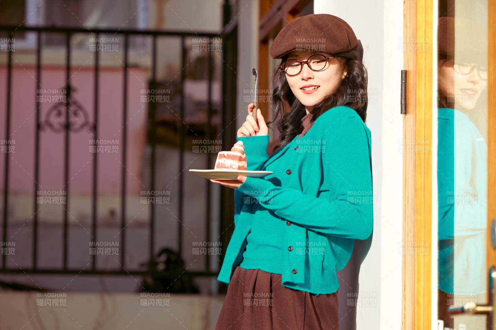 冬日午后在城市戶外享受陽(yáng)光的亞洲美女