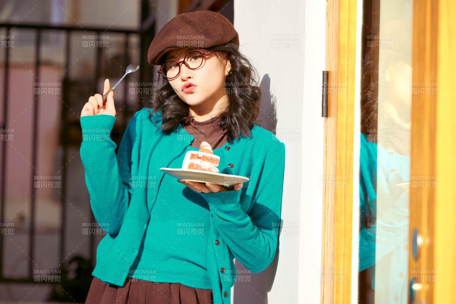 冬日午后在城市户外享受阳光的亚洲美女