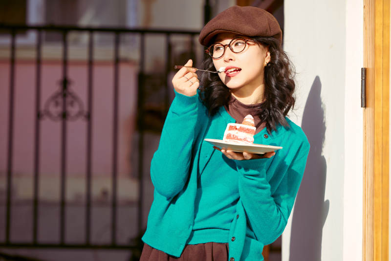 冬日午后在城市户外享受阳光的亚洲美女