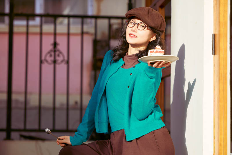 冬日午后在城市户外享受阳光的亚洲美女