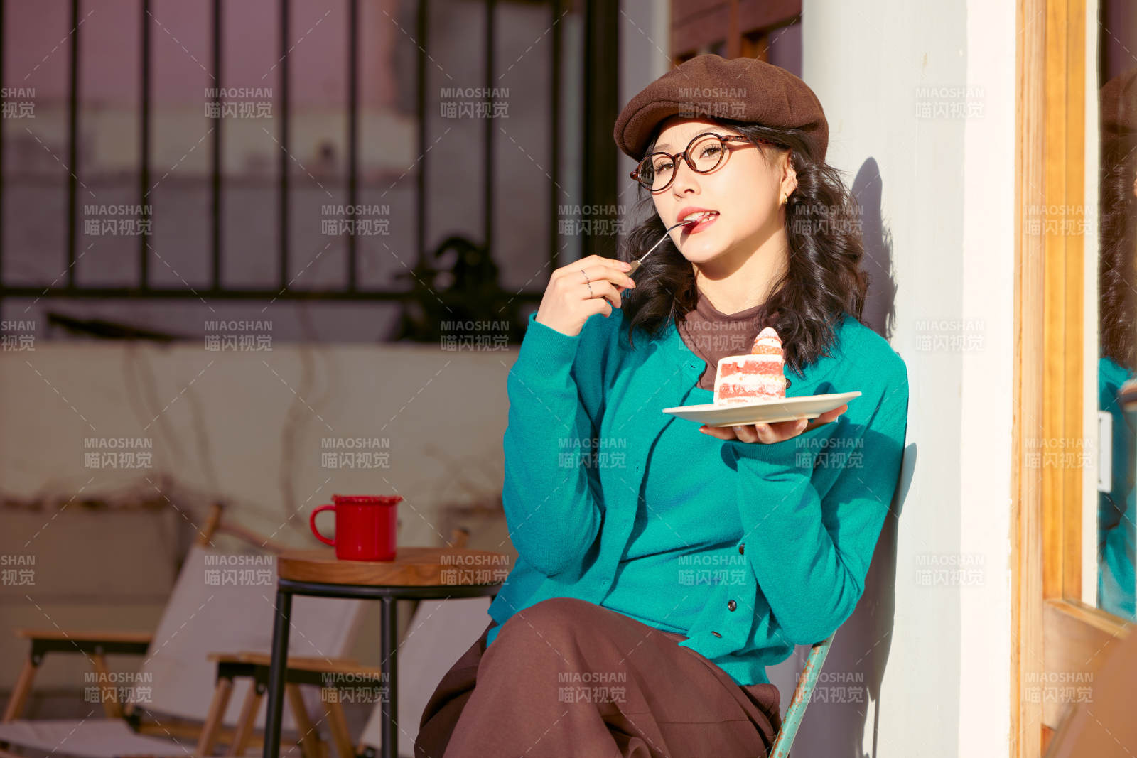 冬日午后在城市户外享受阳光的亚洲美女