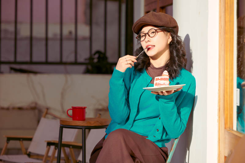 冬日午后在城市户外享受阳光的亚洲美女