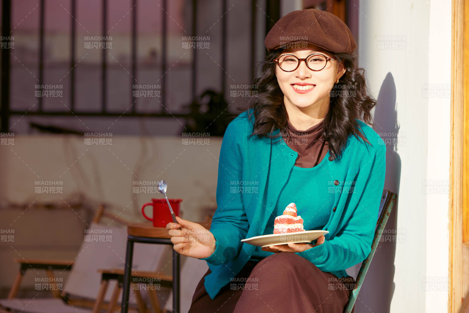 冬日午后在城市户外享受阳光的亚洲美女