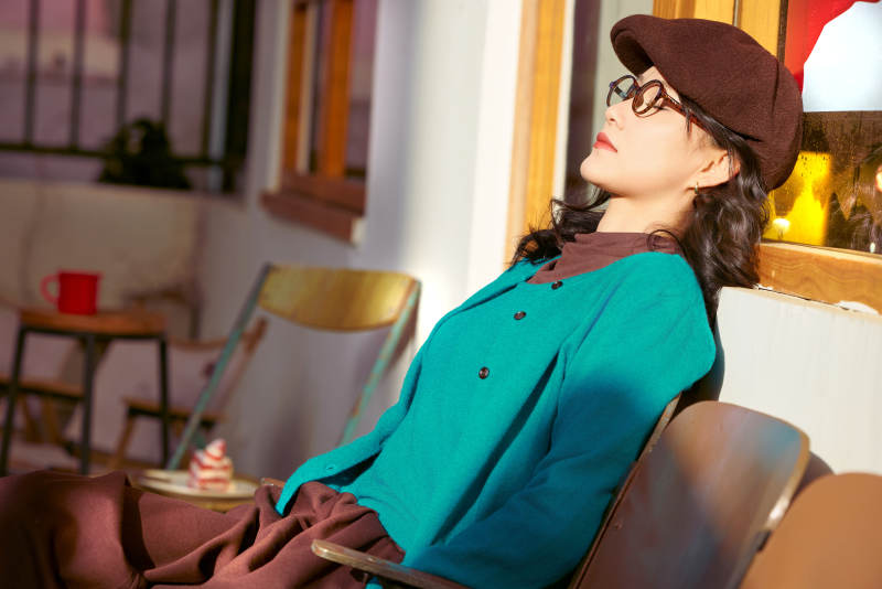 冬日午后在城市户外享受阳光的亚洲美女