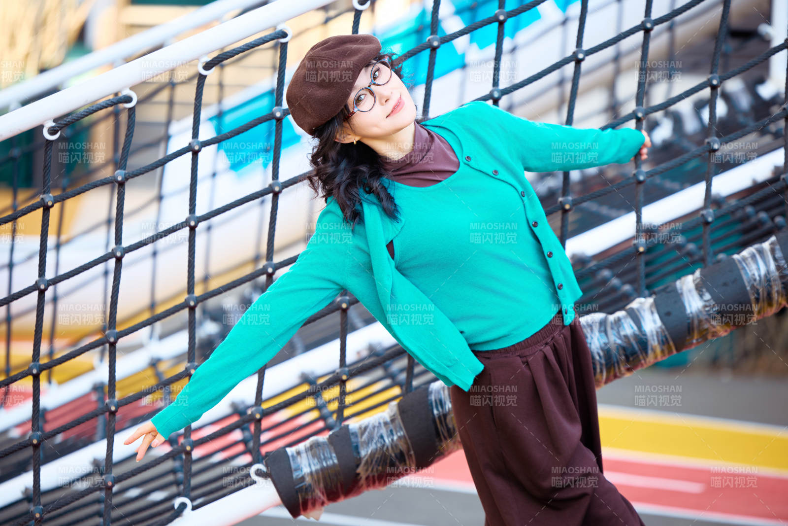 初冬季節在戶外拍照的亞洲美女