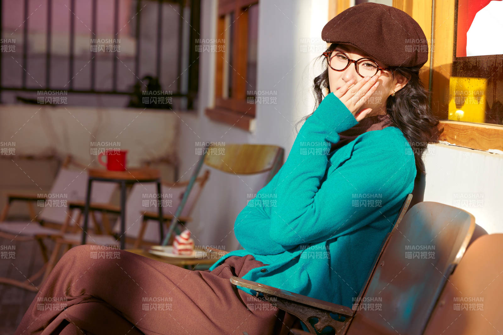 冬日午后在城市户外享受阳光的亚洲美女