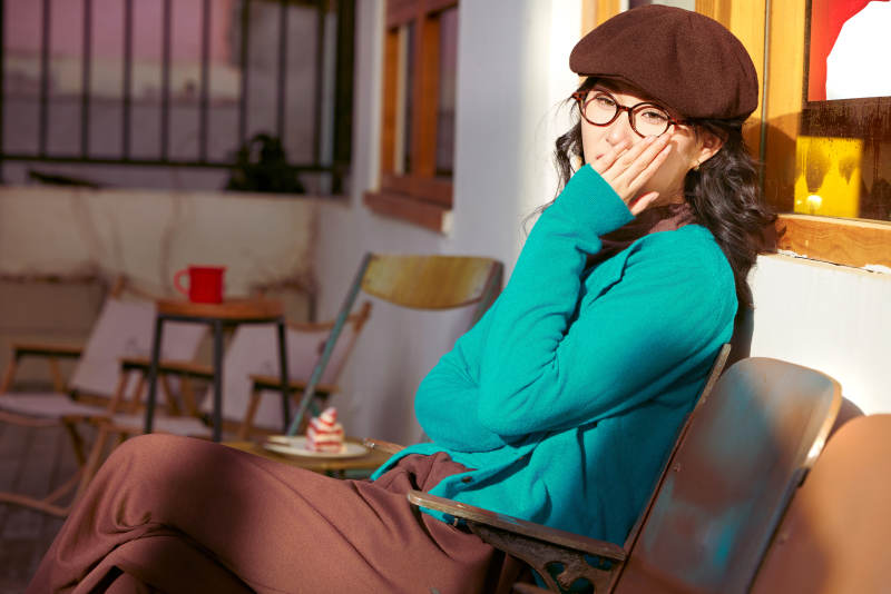 冬日午后在城市户外享受阳光的亚洲美女