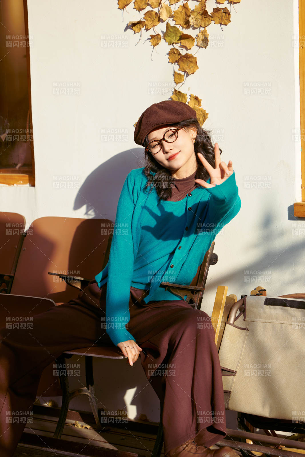 冬日午后在城市戶外享受陽光的亞洲美女