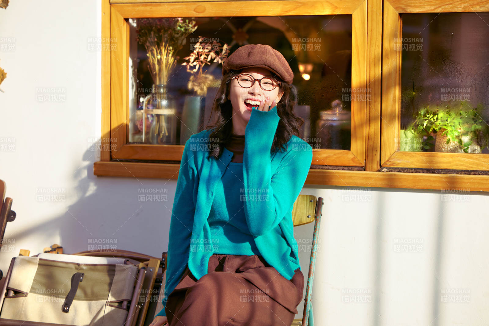 冬日午后在城市戶外享受陽(yáng)光的亞洲美女