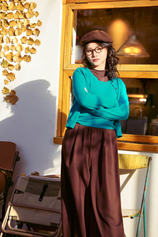 冬日午后在城市户外享受阳光的亚洲美女