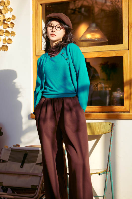 冬日午后在城市户外享受阳光的亚洲美女