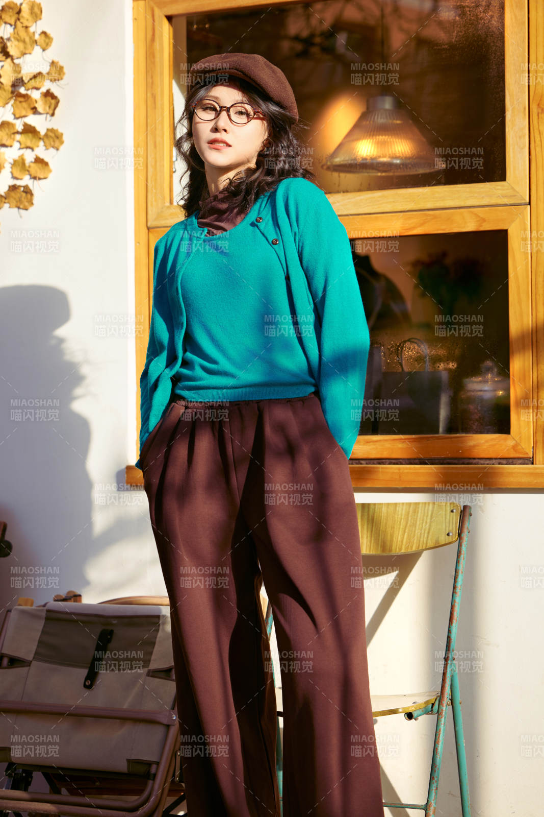 冬日午后在城市户外享受阳光的亚洲美女