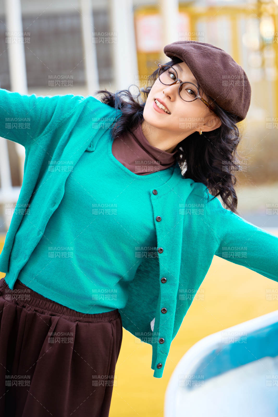 初冬季節(jié)在戶外拍照的亞洲美女