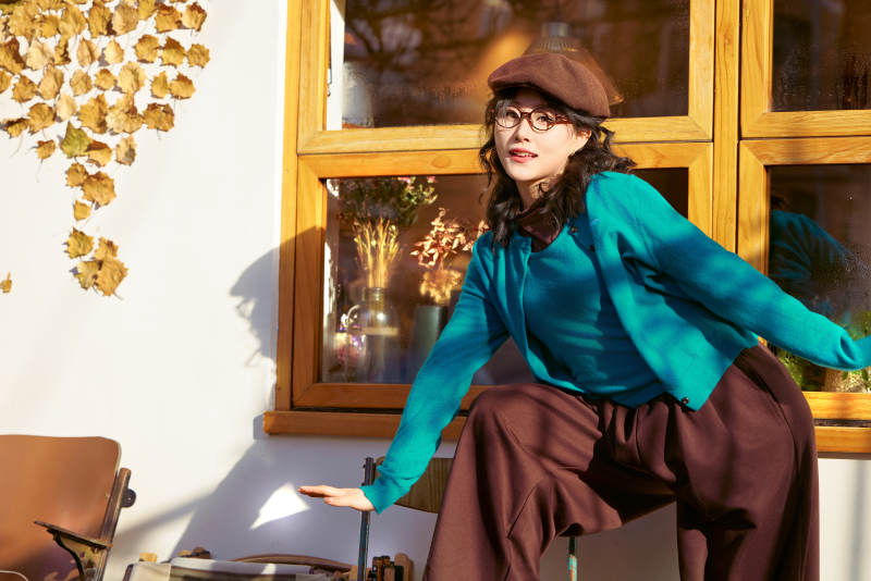 冬日午后在城市户外享受阳光的亚洲美女