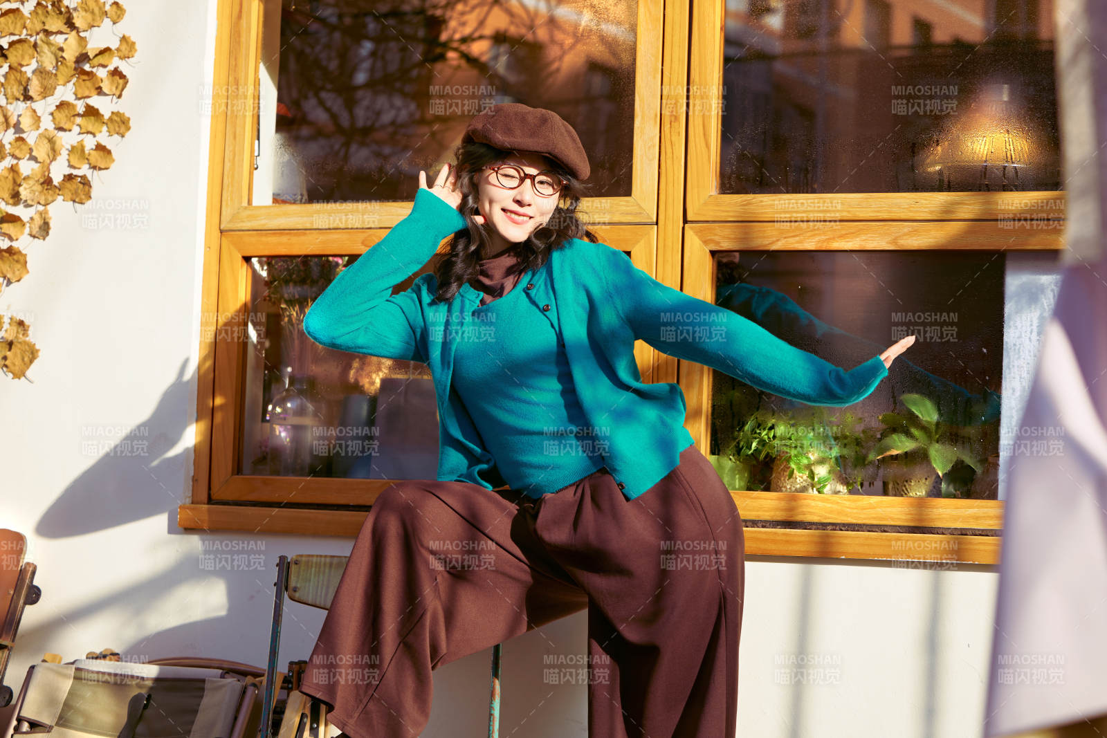 冬日午后在城市戶外享受陽(yáng)光的亞洲美女