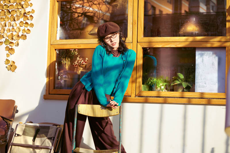 冬日午后在城市户外享受阳光的亚洲美女