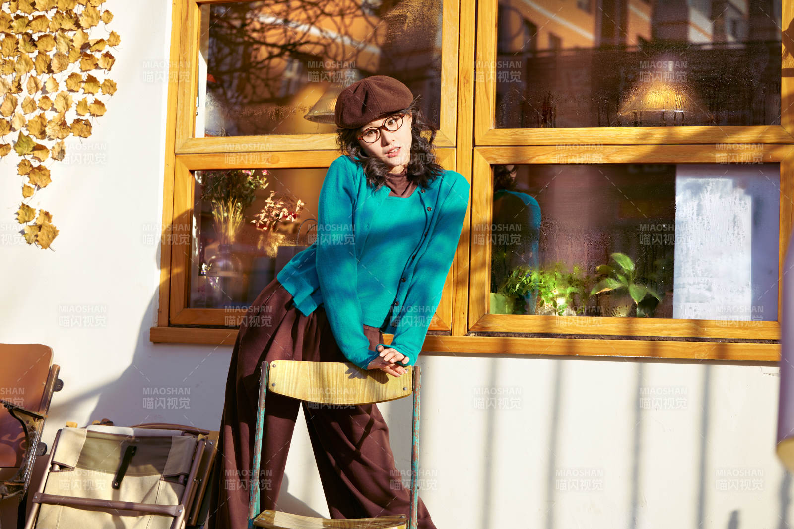 冬日午后在城市户外享受阳光的亚洲美女