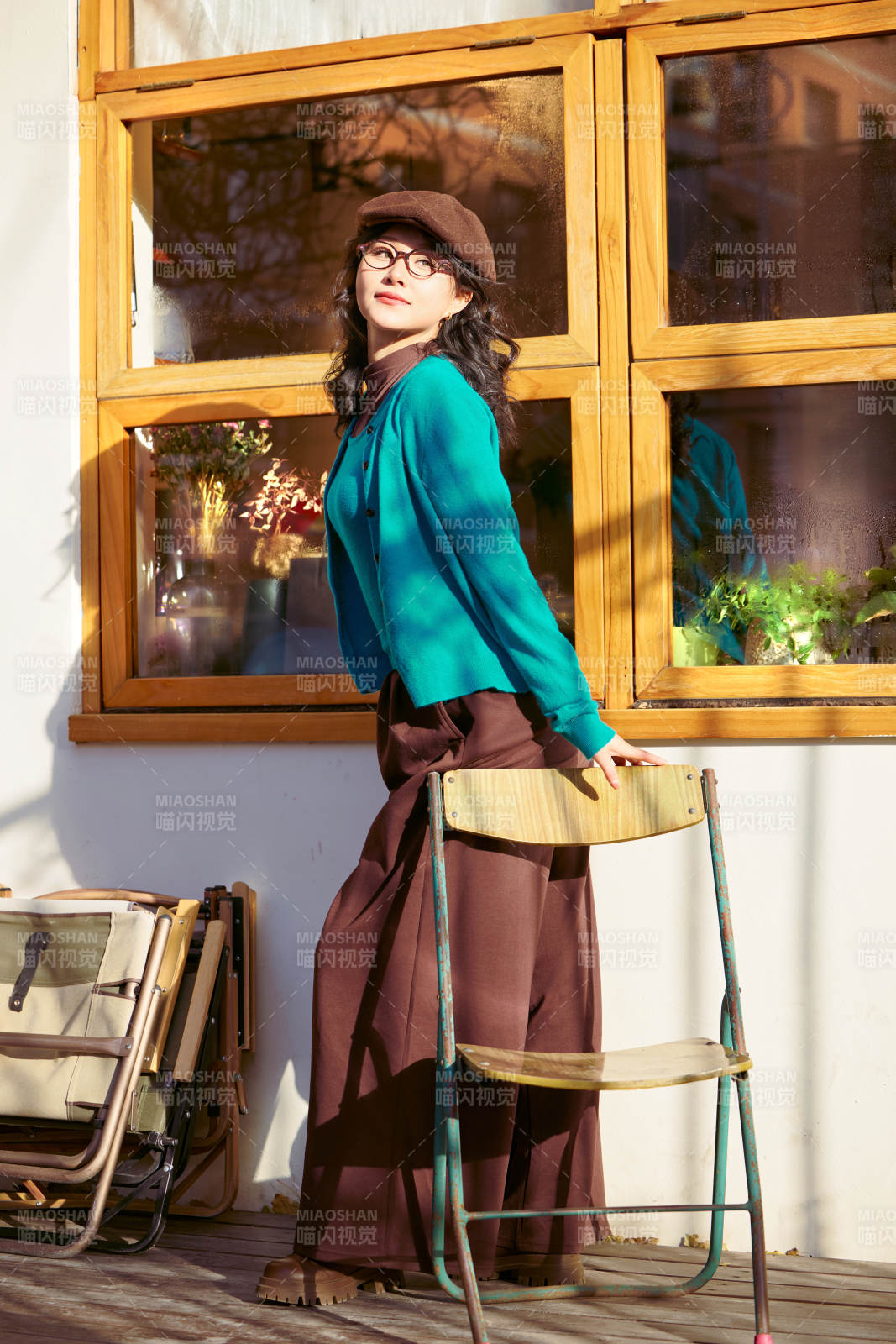 冬日午后在城市戶外享受陽光的亞洲美女